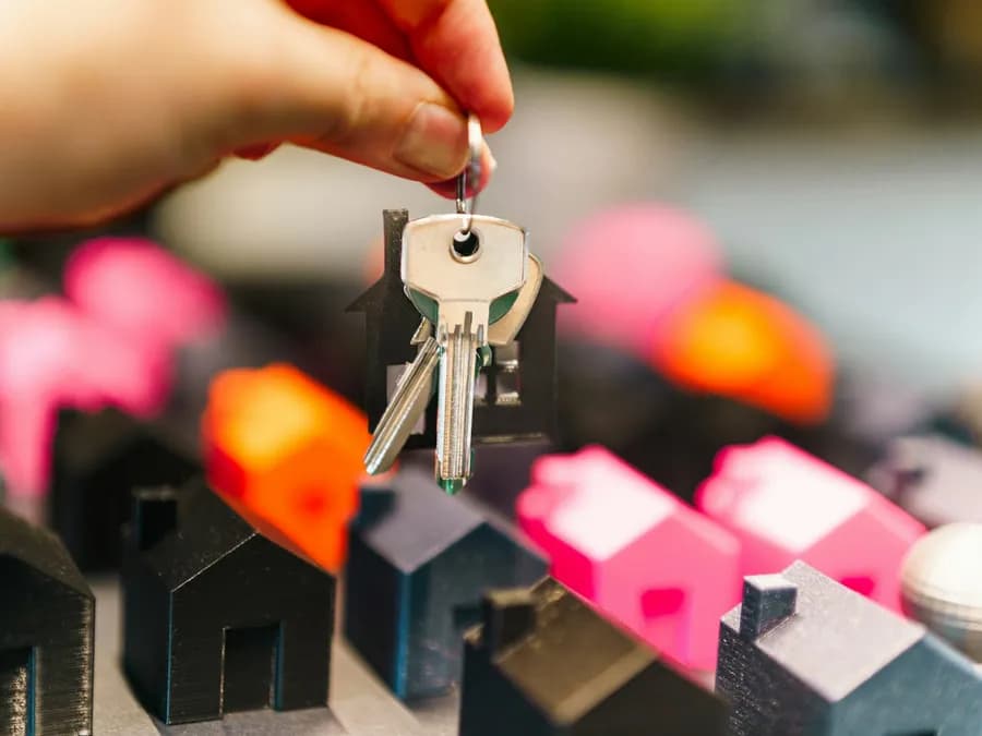 Günlük kiralık daire anahtarları ve minyatür ev modelleri