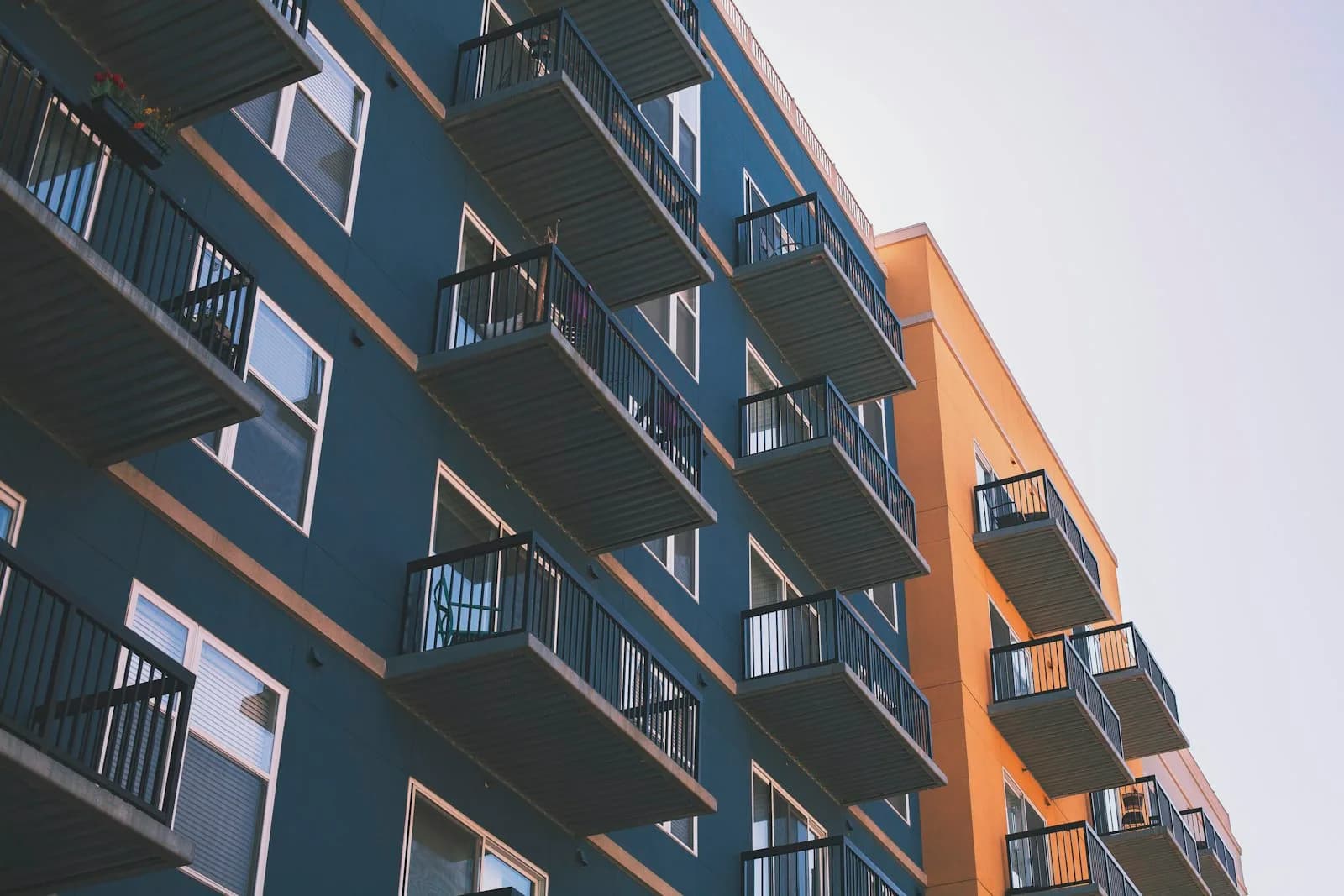 Balkonlu modern apartman binası