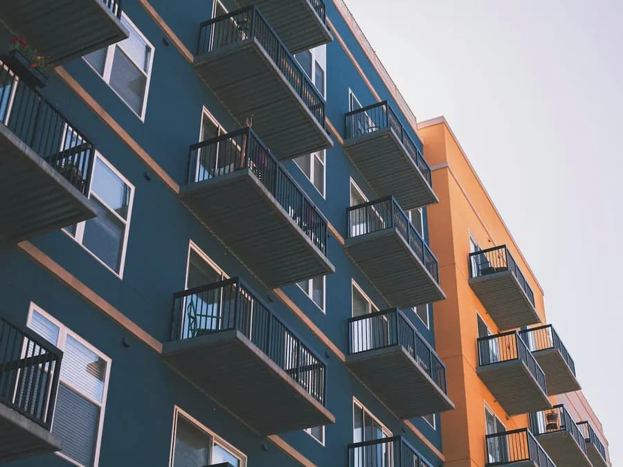 Balkonlu modern apartman binası