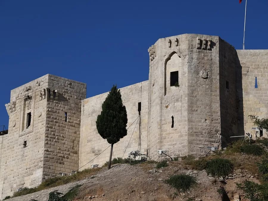 Gaziantep Kalesi surları ve kuleleri