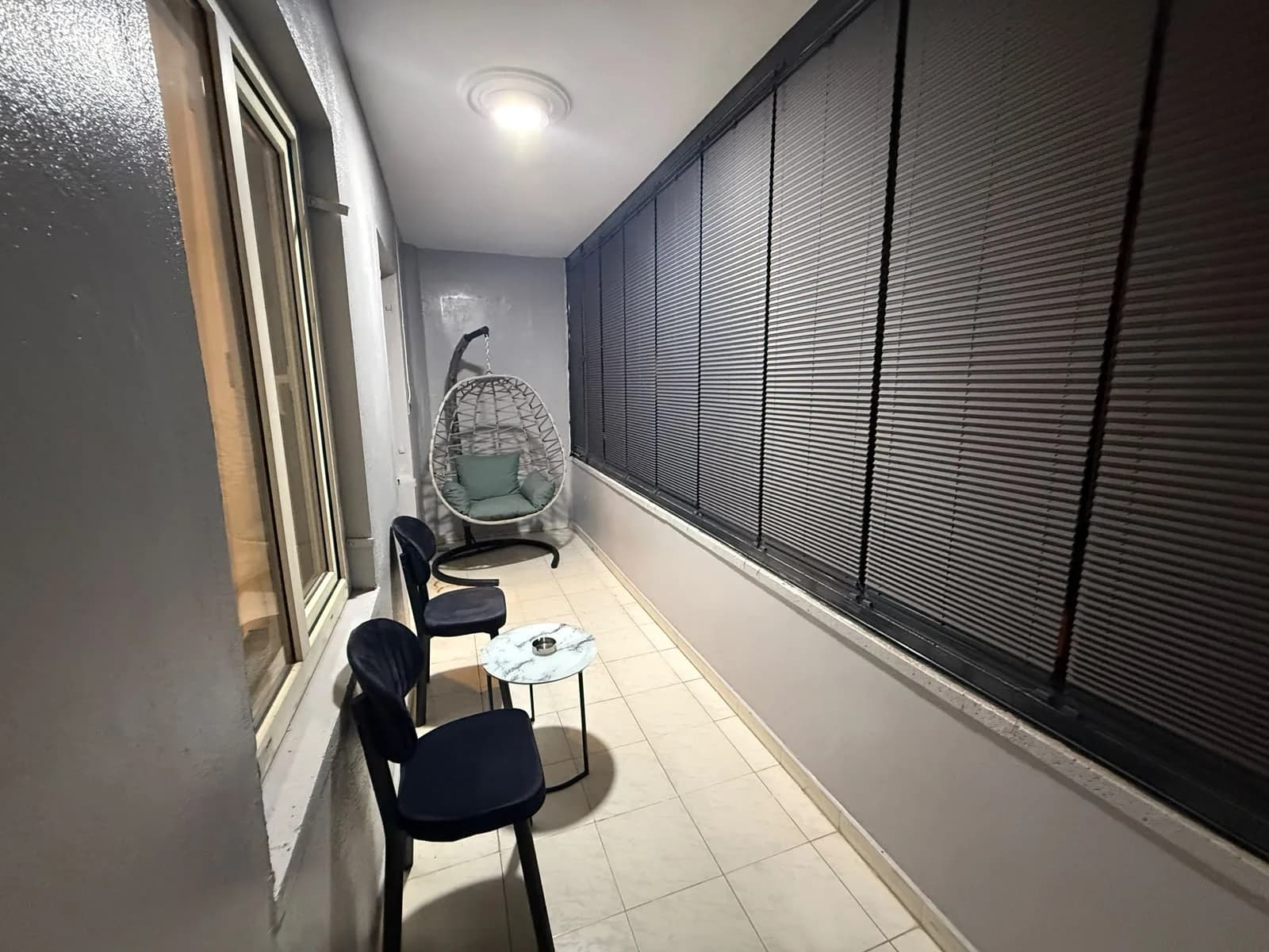 1+1 dairenin oturma gruplu kapalı balkonu