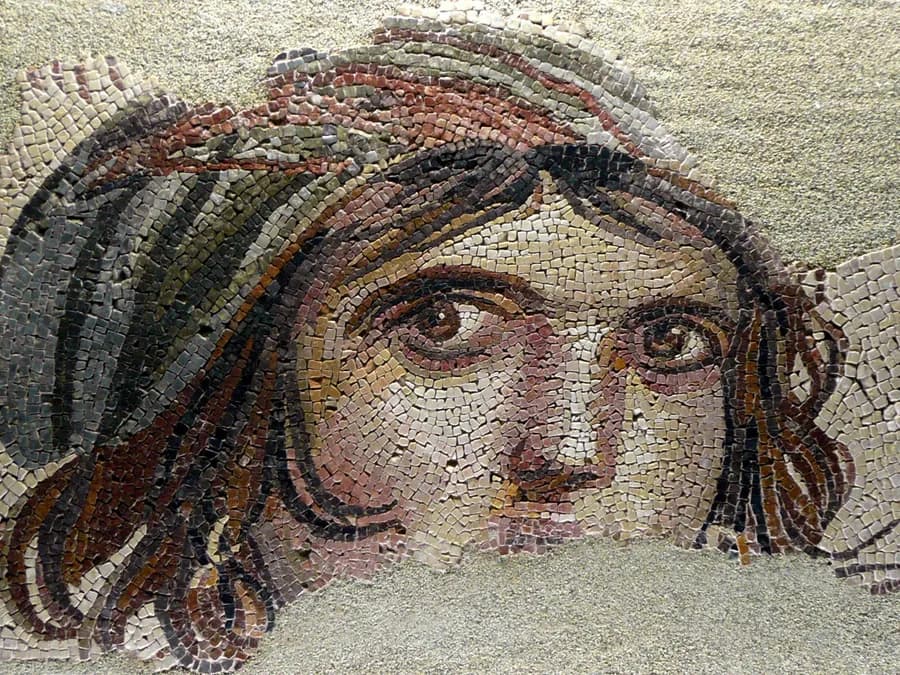 Zeugma Mozaik Müzesi'ndeki Çingene Kızı mozaiği