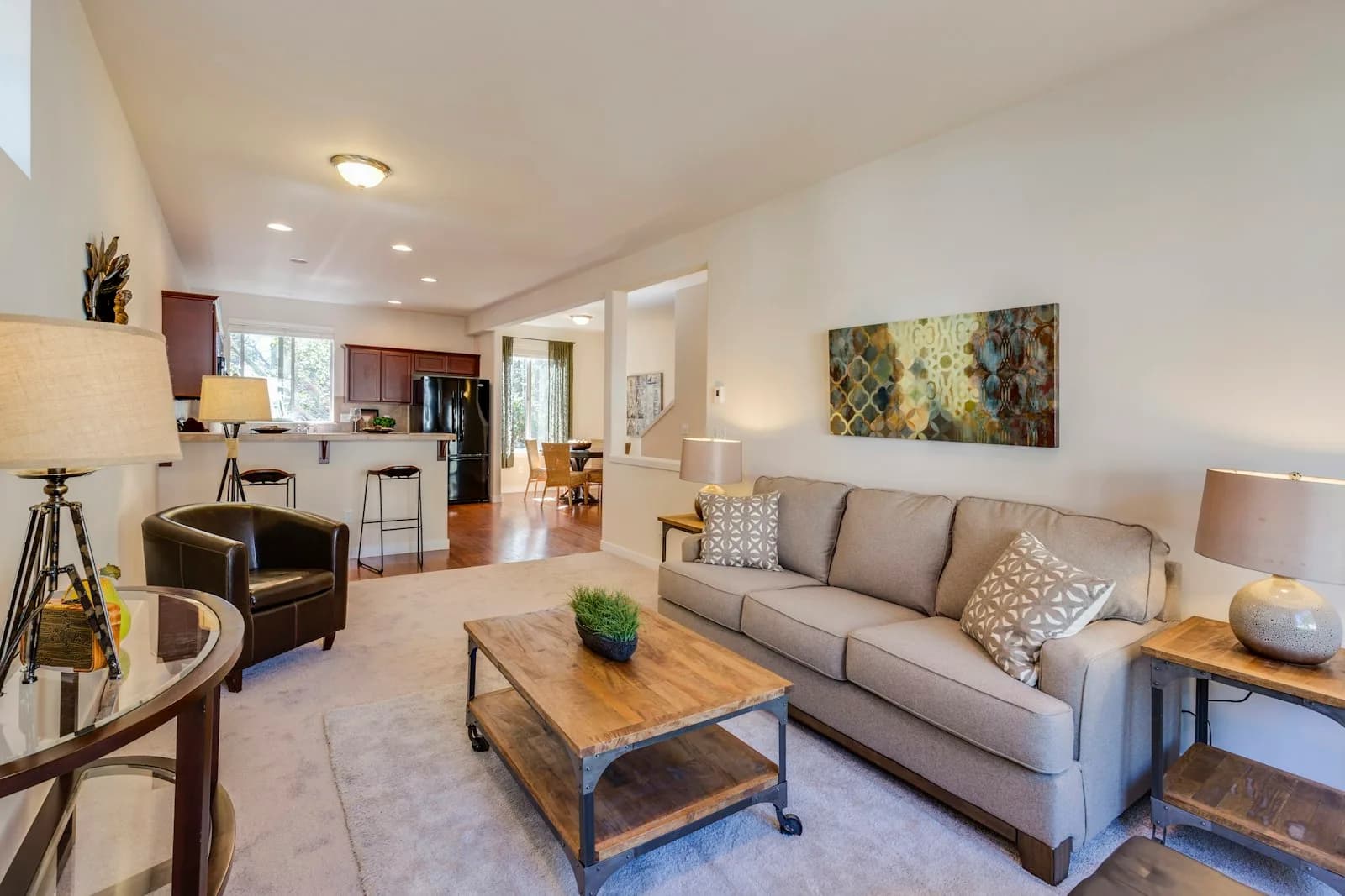 2+1 dairenin mutfağa açılan geniş salonu